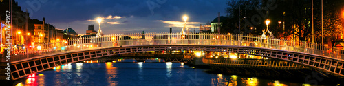 Dublin, Irlandia. Nocny widok słynnego mostu Ha Penny