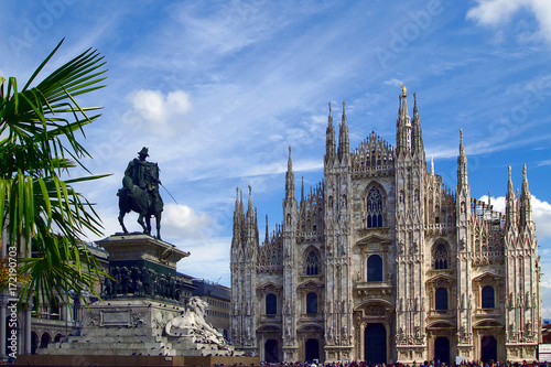 Duomo di Milano con statua Vittorio Emanuele II Lombardia Italia Milan Cathedral Lombardy Italy