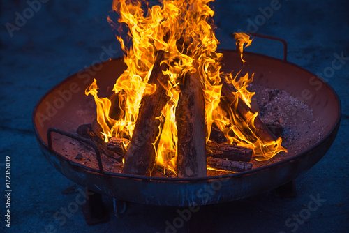 große Pfanne mit Lagerfeuer - offenes Kochfeuer