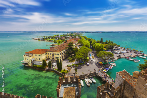 Gardasee, Blick von dem Castello Scaligero auf den Hafen von Sirmione, Brescia, Lombardei, Italien