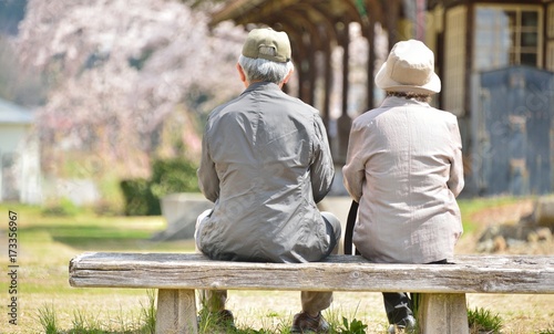 老夫婦・くつろぐカップル