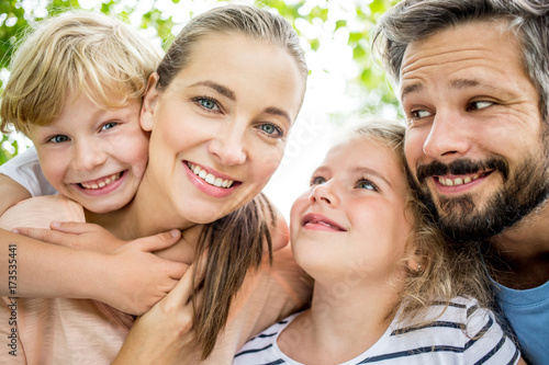 Glückliche Eltern und Kinder