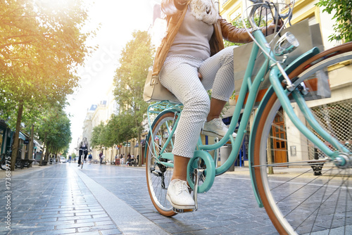Starsza kobieta jedzie rower miejskiego w mieście