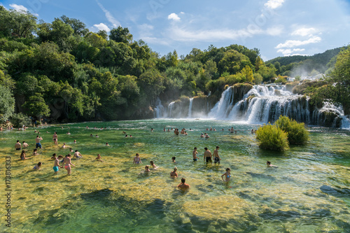 Ansicht aus dem Nationalpark Krka mit Wasserfall und blauem Himmel