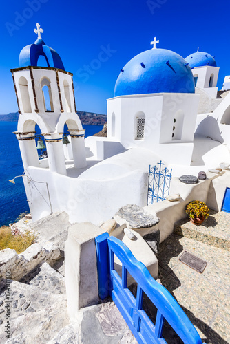 Oia, Santorini, Grecja - niebieski kościół i kaldera