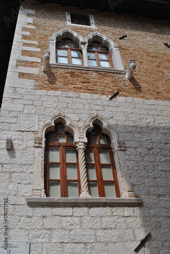 Okna w zabytkowej kamienicy, Wenecja