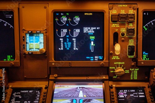 Boeing 777 instrument panel cockpit displays