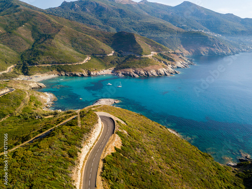 Vista aerea della costa della Corsica, strade serpeggianti e calette con mare cristallino. Penisola di Cap Corse, Corsica. Tratto di costa. Anse d'Aliso. Golfo d’Aliso. Francia