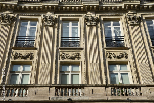 Façade à pilastres corinthiens à Paris, France