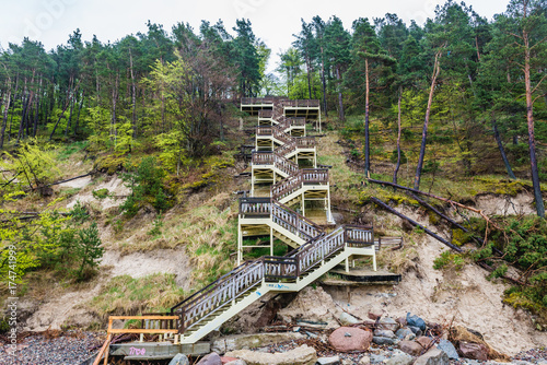 Ogromne schody na Kawczej Górze we wsi Międzyzdroje nad Morzem Bałtyckim, Polska