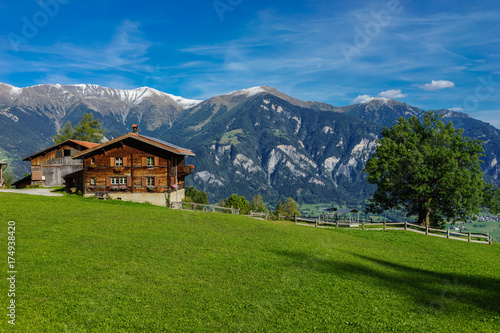 altes, freistehendes Holzhaus auf Bergweide (Alm, Bauernhof; bei Präz (CH, Graubünden) mit Blick auf Fulhorn, Stätzerhorn, Piz Scalottas
