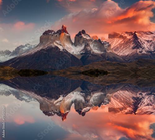 Wschód słońca w Torres Del Paine parku narodowym, Jeziornym Pehoe i Cuernos górach, Patagonia, Chile