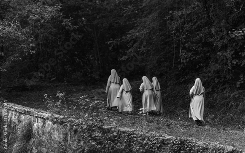 Monjas paseando por el convento