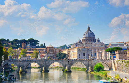 Rom Brücke mit Petersdorm im Hintergrund bei Sonnenschein und bewölktem Himmel