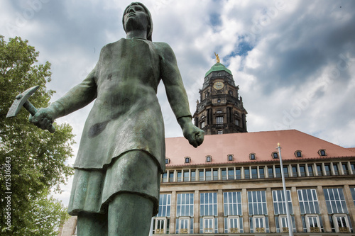 RATHAUS MIT DENKMAL TRÜMMERFRAU, DRESDEN, SACHSEN, DEUTSCHLAND