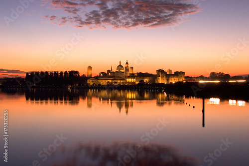 Mantova, skyline dalla riva del Lago Inferiore