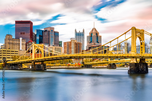 Rachel Carson Bridge (alias Ninth Street Bridge) rozciąga się nad rzeką Allegheny w Pittsburghu w Pensylwanii