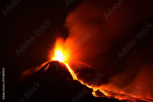 Eruzione vulcano Etna con colata di lava