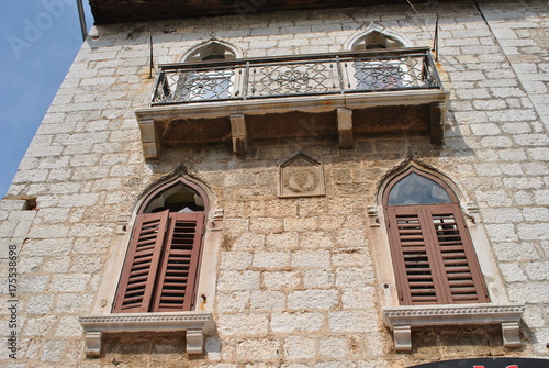 Zabytkowe okna i balkon