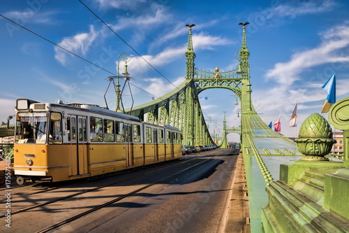 Budapest, Freiheitsbrücke mit Tram