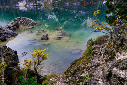 Ufer des Pragser Wildsees, Dolomiten