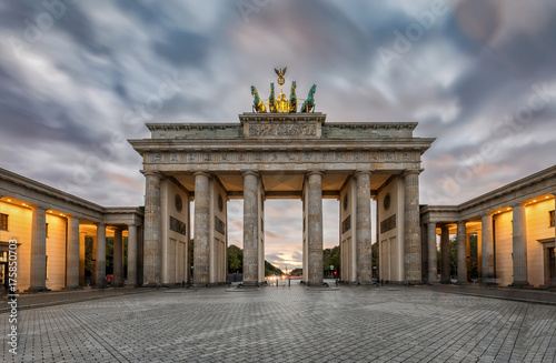 Das Brandenburger Tor in Berlin mit herbstlichen Himmel bei Sonnenuntergang