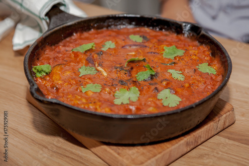 Pęczak zapiekany w pomidorach w stylu paella