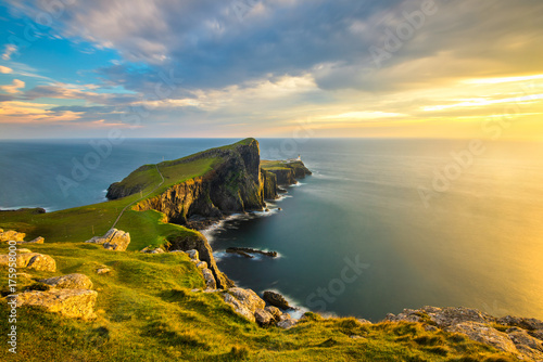 Piękny złoty światło przy zmierzchem przy Neist punktu latarnią morską na wyspie Skye, Szkocja.