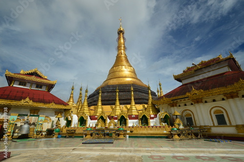 Die schöne Kyaik Than Lan Pagode in Mawlamyine, Myanmar