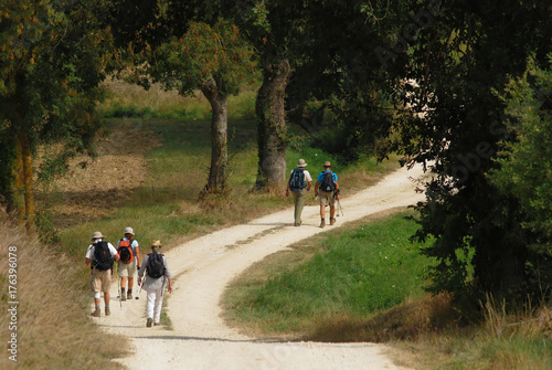 Pèlerins sur le chemin de Saint-Jacques à Castelnau-sur-l'Avignon, Midi-Pyrénées, Gers, France