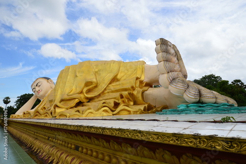 Die riesige Statue vom liegenden Buddha ( Tha Lyaung Buddha ) in Bago, Myanmar