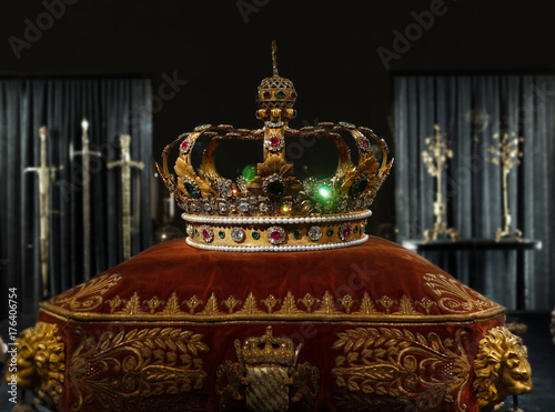 King's gold crown