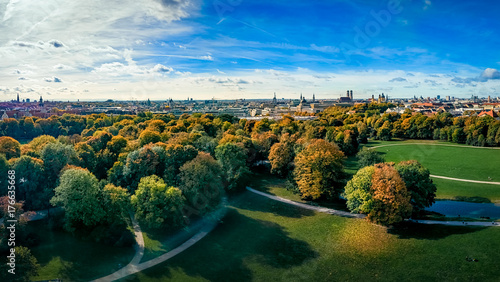 Der Herbst über den Bäumen des Englischen Garten in München entfaltet seine Pracht