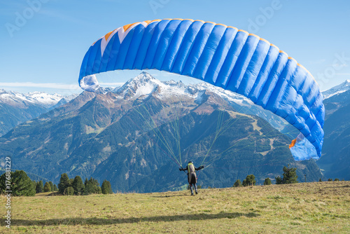 Paraglider beim Start, Zillertaler Alpen