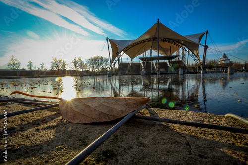 Seebühne im Herbst