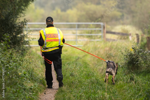 Polizist mit Diensthund - Spürhund