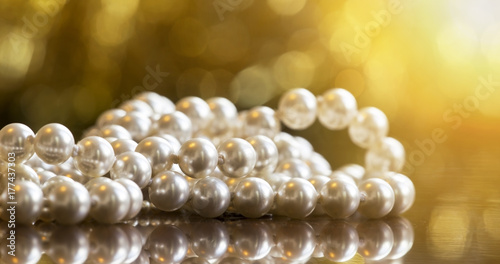 Christmas shopping, gift for women - white pearls banner