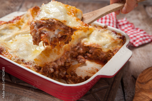 Tomato and ground beef lasagne rolls