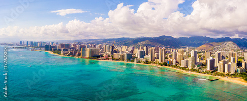 Honolulu, Hawaje. Widok z lotu ptaka Honolulu, wulkan Diamond Head, w tym hotele i budynki na plaży Waikiki.