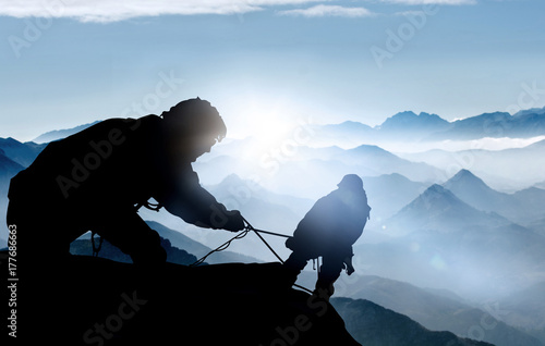 Hilfe beim Aufstieg - Bergsteiger auf einem Gipfel im Hochgebirge 