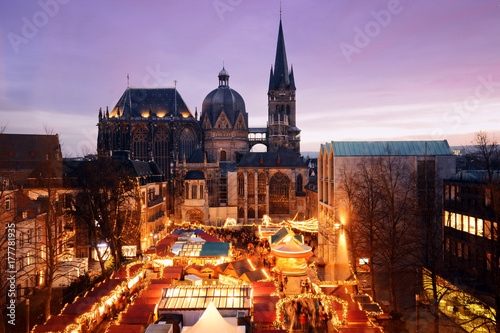 Weihnachtsmarkt in Aachen mit Aachener Dom