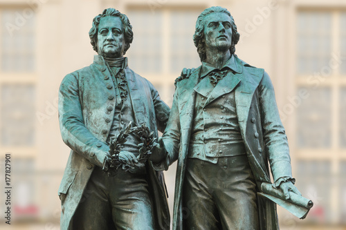 Goethe-Schiller Denkmal vor Deutschem Nationaltheater in Weimar