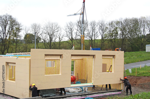 assembly of a prefabricated house2