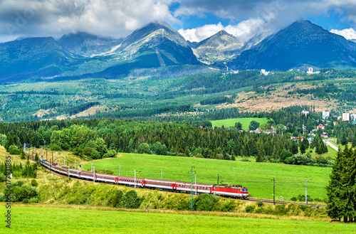 Pociąg pasażerski w Tatrach Wysokich na Słowacji