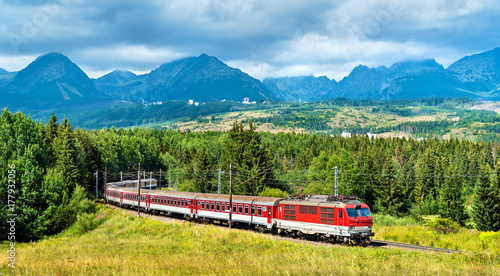 Pociąg pasażerski w Tatrach Wysokich na Słowacji