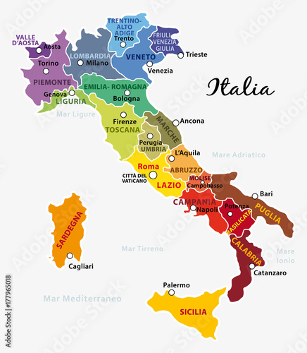 Mappa dell'Italia colorata con regioni, capitale e capoluoghi. Illustrazione su fondo grigio chiaro.