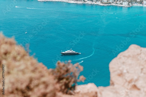 Schiff am Steilhang in Marseille, Côte d'AzurFrankreich