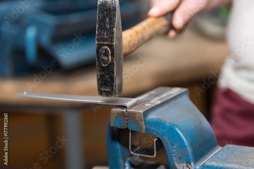 Metallbearbeitung mit Hammer und Schraubstock