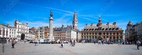 Lille (France) / Grand place avec Vieille bourse et beffroi CCI