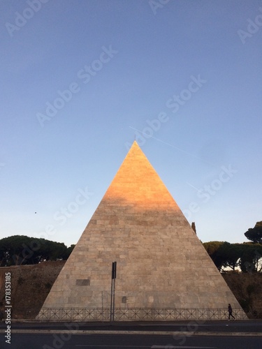 Roma la piramide cestia 
